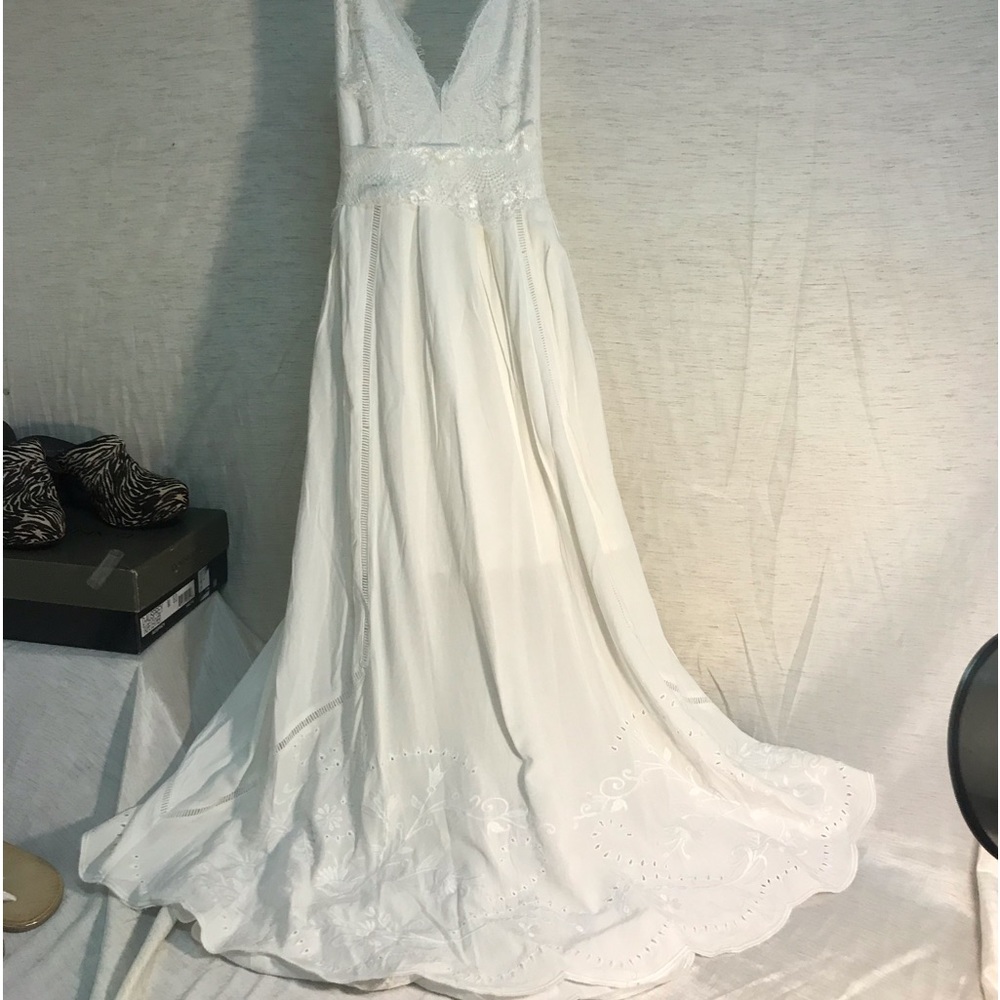 Beautiful ‘the clothing co.’ brand white lace/embroidered maxi dress, size s.